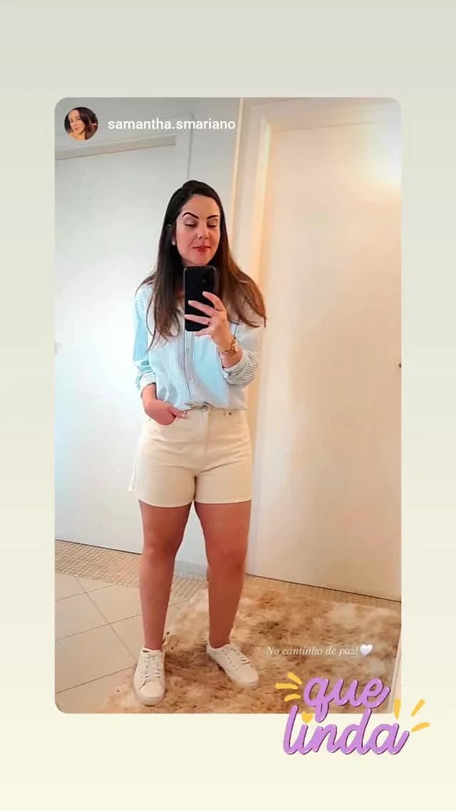 Cliente magra de tricô e saia