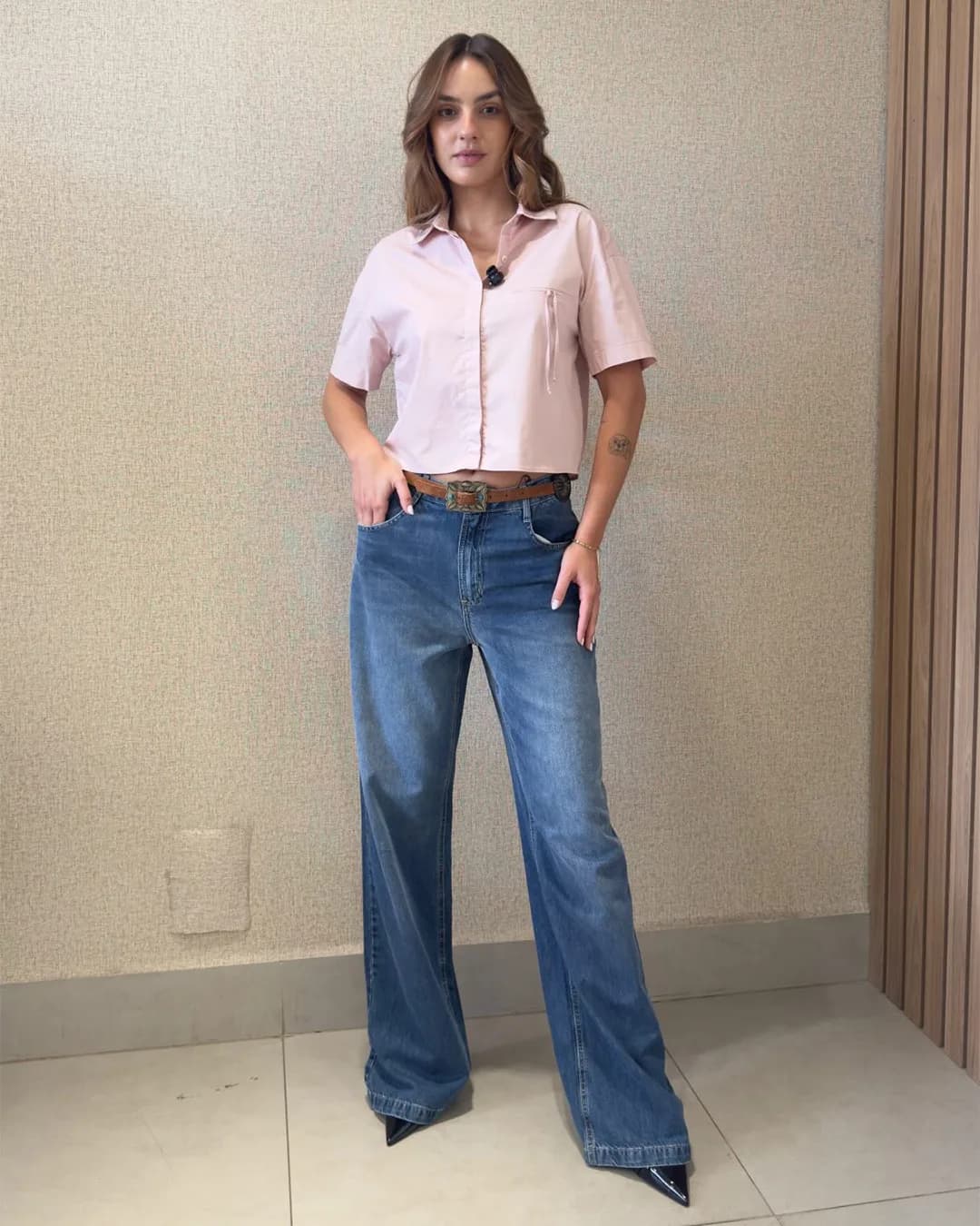 Cropped rosa com calça wide leg jeans